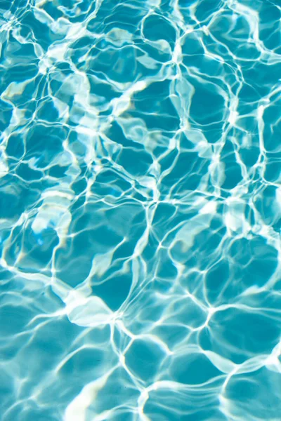 Rozdarta woda w basenie. Powierzchnia błękitnego basenu, tło wody. — Zdjęcie stockowe
