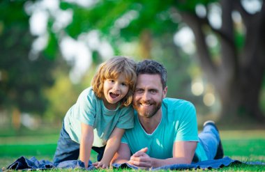 Çocukluk ve ebeveynlik kavramı. Mutlu baba ve oğul dışarıda birlikte oynuyorlar..