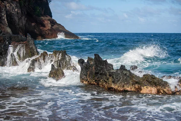Mar azul y rocas asaltando. Rocía olas sobre rocas. Costa rocosa del mar. —  Fotos de Stock