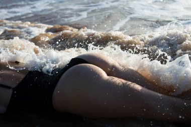 Seksi kadın yaz kumsalında dinleniyor..