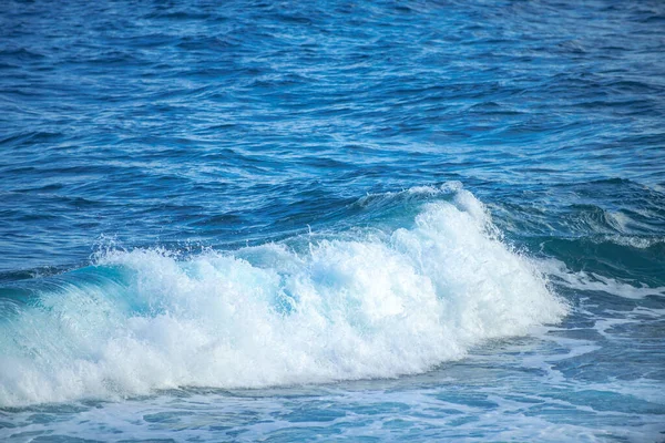 Oceano azul tropical no Havaí. Mar de verão em água limpa e clara da superfície para o fundo. Concepção de ondas. — Fotografia de Stock