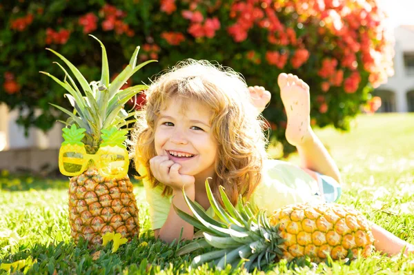 Pineapple kid boy and pineapples on summer vacation. — Stock Photo, Image