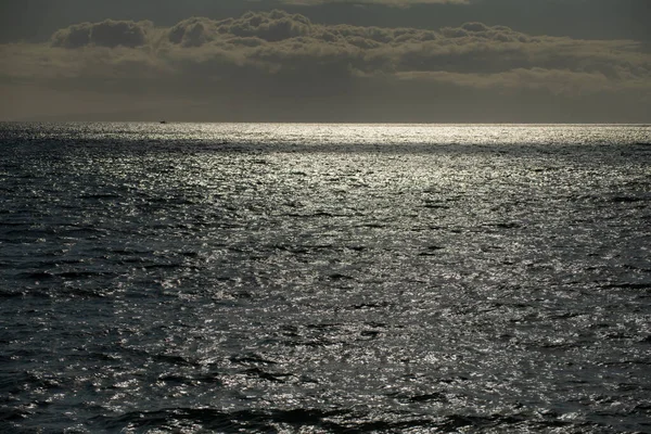 夏の海の背景。水面の質感。輝く青い水リップルパターン. — ストック写真