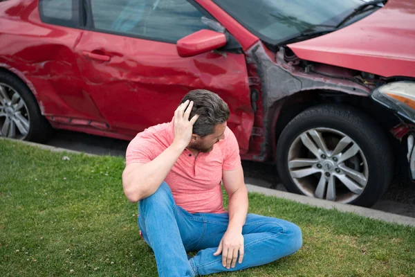 Conductor sorprendido cerca de coche después de accidente. Un joven desesperado se agarró a la cabeza, el coche se rompió en el camino.. — Foto de Stock