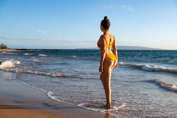 Kvinnan njuter av sin tropiska strandsemester. Begreppet välbefinnande och resor. — Stockfoto