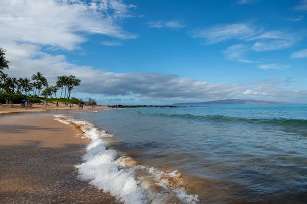 Гавайский пляж. Вид на море с тропического пляжа с солнечным небом. Летний райский пляж острова Гавайи. Тропический берег. Экзотический летний пляж с облаками. Океан спокойствие и расслабиться. — стоковое фото