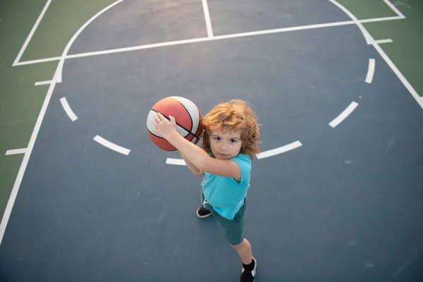 Dziecko grające w koszykówkę. Aktywny styl życia dzieci. — Zdjęcie stockowe