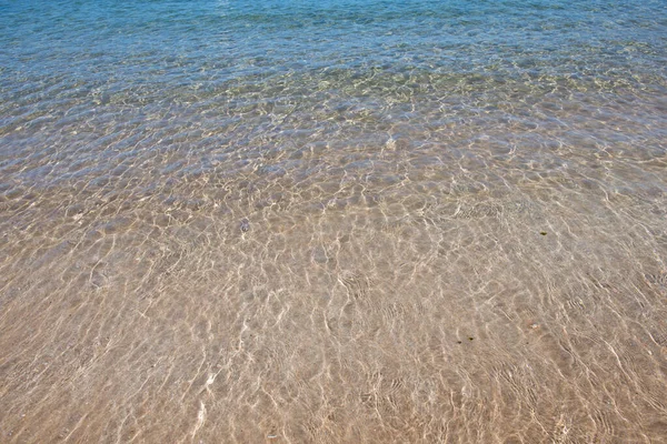 穏やかな海の水の背景。穏やかな表面を持つ静かな水の風景. — ストック写真