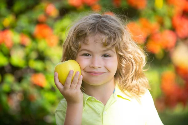 Ребенок ест яблочные фрукты на открытом воздухе осенью природа здорова на открытом воздухе. — стоковое фото