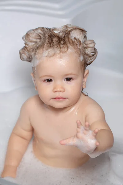 Дитина в душі. Дитяча мийка у ванній кімнаті з піною. Малюк у ванні з пухнастим милом . — стокове фото