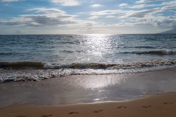 Fondo de playa tropical con mar azul. Vacaciones o relajarse en el concepto de verano. —  Fotos de Stock