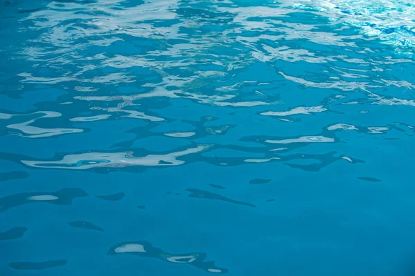 Onda ondulada abstracta y superficie de agua turquesa transparente en la piscina, ola de agua azul para el fondo y diseño abstracto. — Foto de Stock