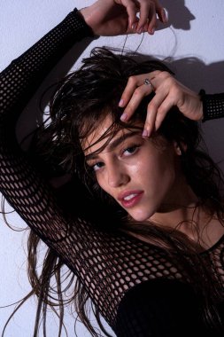 Stüdyoda güzel bir kadın portresi var. Temiz tenli, doğal makyajlı güzel bir kız..