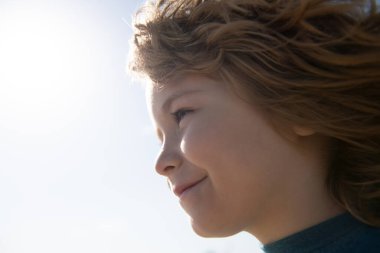 Kafanı yaklaştır. Çocuğun kafasından yakın çekim. Çocuk yüzü, küçük çocuk portresi..