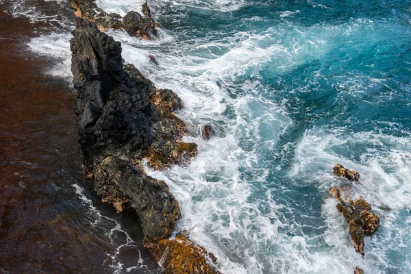 Red Sand Beach, Maui Hawaii nyelven. Tengeri hullám és szikla, nyári strand háttér. — Stock Fotó
