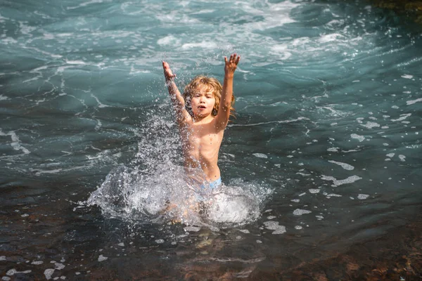 바다에서 노는 행복 한아이. 해변에서 재밌게 놀고 있는 애. 여름 방학 과 활동적 인 생활 방식의 개념. — 스톡 사진