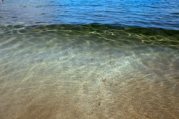 Zomervakantie, vakantie achtergrond van een tropisch strand en blauwe zee. Strand van Hawaï. — Stockfoto