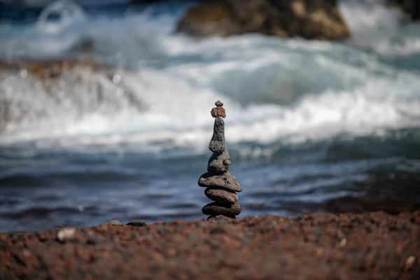 Pyramide de pierres sur la plage de galets symbolisant la stabilité, zen, harmonie, équilibre. — Photo