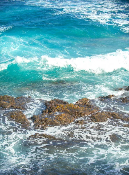 Vista aérea de las hermosas olas del mar y la costa rocosa. El concepto de calma en la naturaleza. —  Fotos de Stock