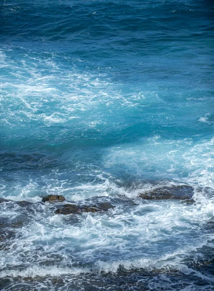 さざ波状の水の詳細背景に海の水。海の波模様. — ストック写真