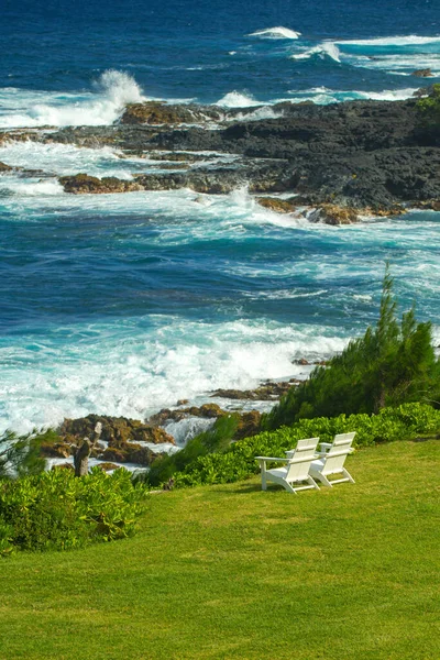 Scène de plage tropicale. Vue sur la mer depuis la plage d'été avec ciel. Paysage côtier. Chaise longue sur la plage. — Photo