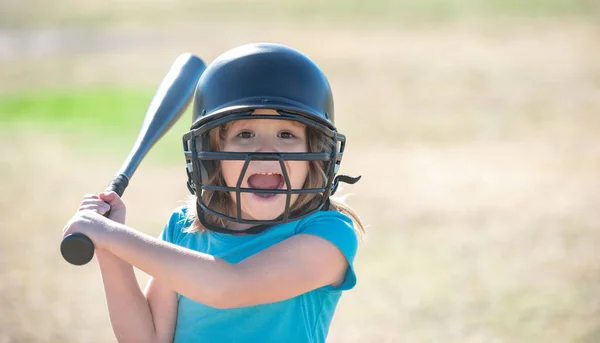 Portret van een opgewonden honkbalspeler met helm en honkbalknuppel. — Stockfoto