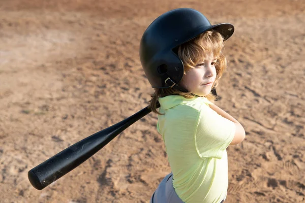 Kind speelt honkbal. Slagman in de jeugdcompetitie krijgt een hit. Jongen kind slaat een honkbal. — Stockfoto