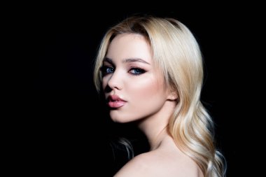 Stüdyoda güzel bir kadın portresi var. Temiz tenli, doğal makyajlı güzel bir kız..