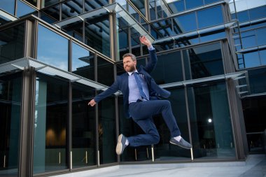 Dans eden ve zıplayan iş adamı. Başarılı iş adamı iş anlaşması kazandı..