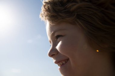 Şirin, mutlu bir çocuğun profil portresi. - Evet. Gülümseyen çocuklar..