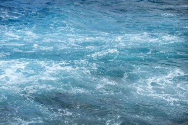 Soyut deniz doğası geçmişi. Güneş ışığında fotokopi uzayıyla birlikte su dalgaları. Tropik plaj. Sulama yeri. Su yüzeyi..