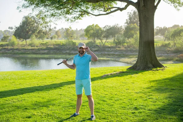 ゴルフボールを緑のゴルフに置くゴルファー. — ストック写真