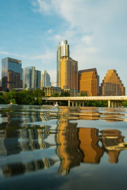 Austin, Teksas manzarası ABD şehir merkezindeki ufuk çizgisi. Sudaki yansıma.