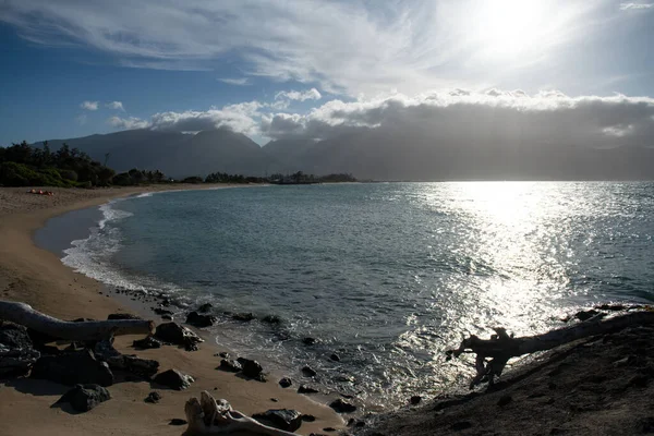 Letni wypoczynek, wakacyjne tło tropikalnej plaży i błękitne morze. Plaża Hawajska. — Zdjęcie stockowe