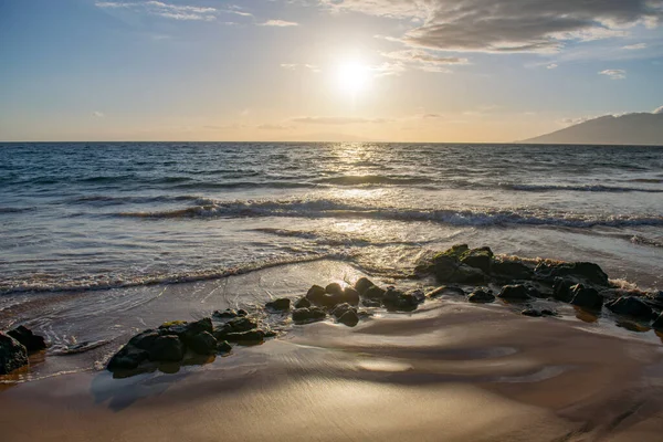 Vacanze estive su una spiaggia tropicale. Spiaggia paradisiaca con tramonto e acqua limpida del mare. Oceano spiaggia sfondo. — Foto Stock