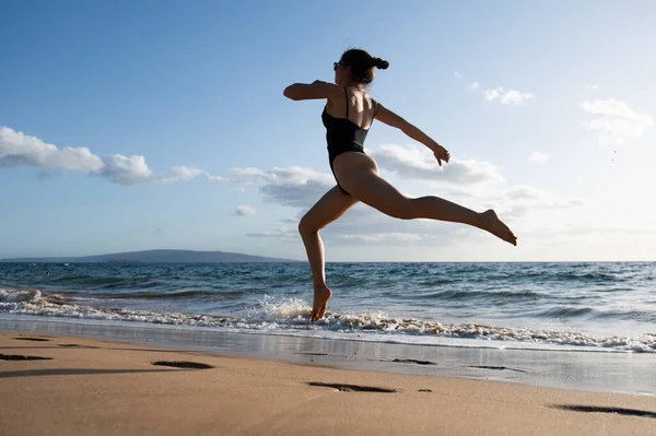 朝浜を走る女。フィットネスワークアウトスポーツ屋外. — ストック写真