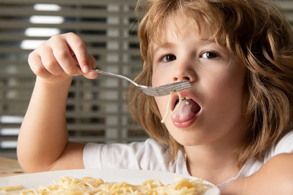 Close up retrato de uma criança pequena bonito comer macarrão, espaguete. Conceito de infância. — Fotografia de Stock