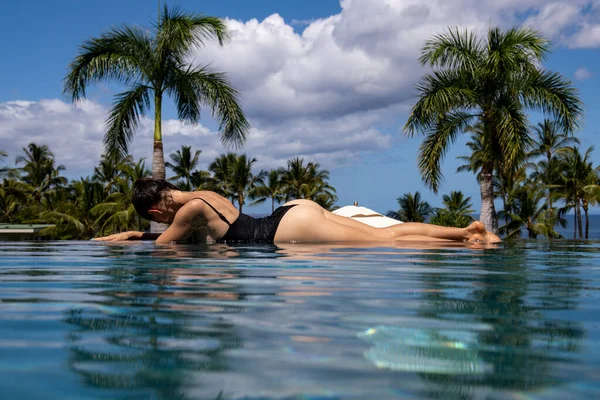 Mujer atractiva disfrutando de vacaciones en la playa de lujo en el complejo hotelero con piscina y paisaje tropical cerca de la playa de mar. — Foto de Stock