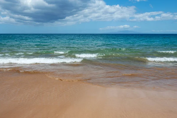Fundo do mar, natureza da praia tropical de verão com raios de sol. Praia de areia, água do mar com espaço de cópia, conceito de férias de verão. — Fotografia de Stock