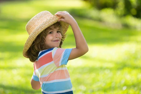 夏の自然公園で明るい子供の肖像画。かわいい喜びの男の子の子供。藁帽子で面白い小さな子供の男の子の肖像画を閉じます。夏休み. — ストック写真