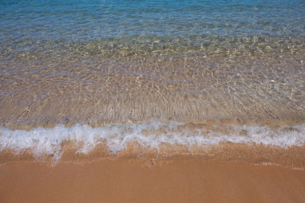 Strand achtergrond. Rustige mooie oceaan golf op zandstrand. Uitzicht op zee vanaf tropisch zeestrand. — Stockfoto