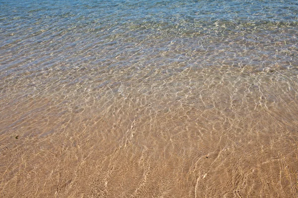 Spiaggia tropicale con sabbia marina in vacanza estiva. — Foto Stock