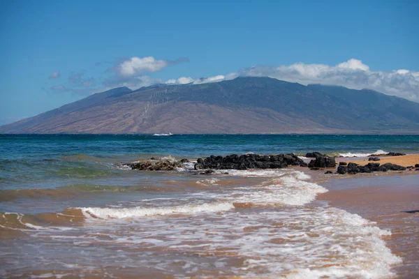 Hawajska plaża, hawajski ocean, wyspa aloha maui. Panorama tropikalnej plaży. — Zdjęcie stockowe