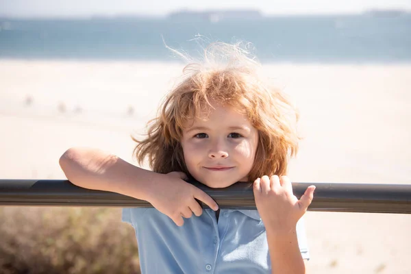 Närbild porträtt av en söt liten pojke utomhus. Begreppet barndom och föräldraskap. — Stockfoto