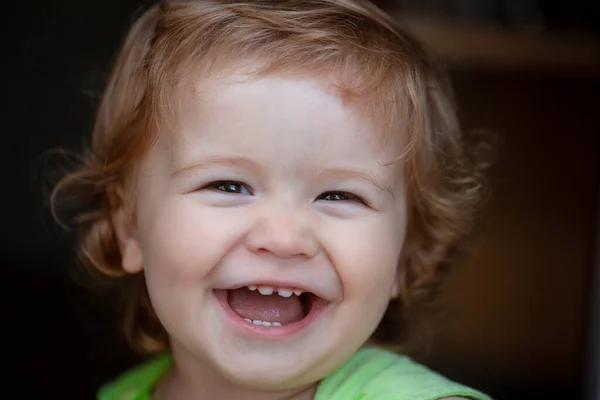 Porträtt av ett lyckligt skrattande barn. Ett leende spädbarn, ett sött leende. Närbild positiva barn baby ansikte. — Stockfoto