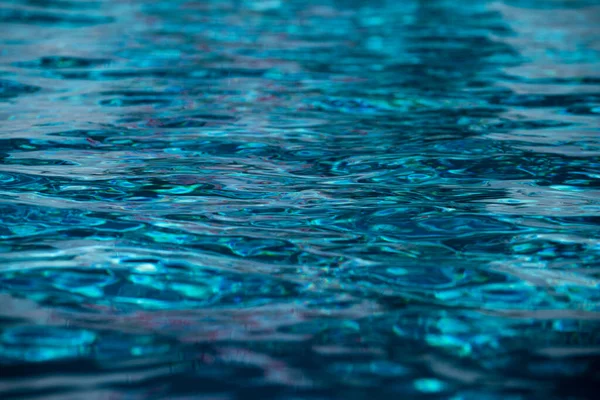 Fundo de água piscina azul. Textura transparente transparente e calma da superfície da água. Ondas de água na luz solar com espaço de cópia. — Fotografia de Stock