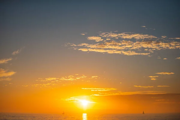 Paisaje marino amanecer dorado sobre el mar. Naturaleza paisaje. Hermoso color naranja y amarillo en la puesta de sol del océano. Paisaje marino con cielo dorado y nubes. — Foto de Stock