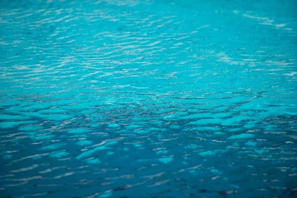 Onda ondulada abstracta y superficie de agua turquesa transparente en la piscina, ola de agua azul para el fondo y diseño abstracto. — Foto de Stock