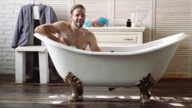 Banyo ya da duş. Erkek vücut bakımı. Banyodaki yakışıklı adam. Adam duşta yıkanıyor. Sabah rutini konsepti.