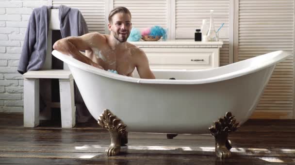Mandi atau mandi. Mens perawatan tubuh. Pria tampan di kamar mandi. Pria itu mandi di kamar mandi. Konsep rutin pagi. — Stok Video